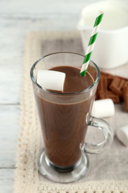 Çikolata meşrubatını kupa, ahşap arka plan üzerinde marshmallow ile