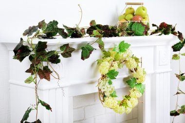 rahat oturma odasında güzel süslemeleri ile şömine