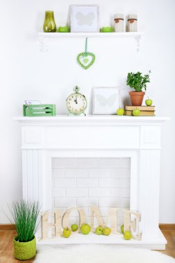 rahat oturma odasında güzel süslemeleri ile şömine