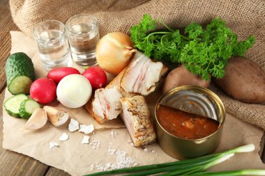 pastırma, taze sebze, haşlanmış yumurta ve ekmek kağıt, ahşap zemin üzerine votka ile gözlük. köy kahvaltı konsepti.