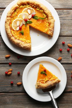 tablo üzerinde ev yapımı kabak pasta