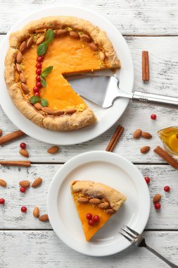 tablo üzerinde ev yapımı kabak pasta