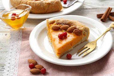 tablo üzerinde ev yapımı kabak pasta