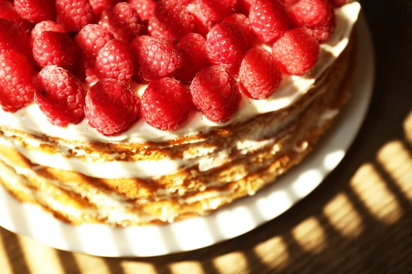Смачний торт зі свіжими ягодами, крупним планом — стокове фото