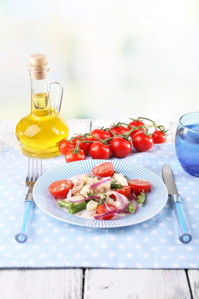 Café da manhã fresco composto por salada de legumes servida na mesa — Fotografia de Stock