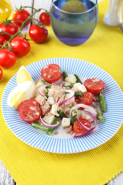 Colazione fresca a base di insalata di verdure servita in tavola — Foto Stock