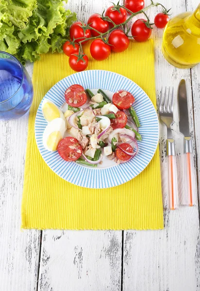 Frisches Frühstück bestehend aus Gemüsesalat auf dem Tisch serviert — Stockfoto