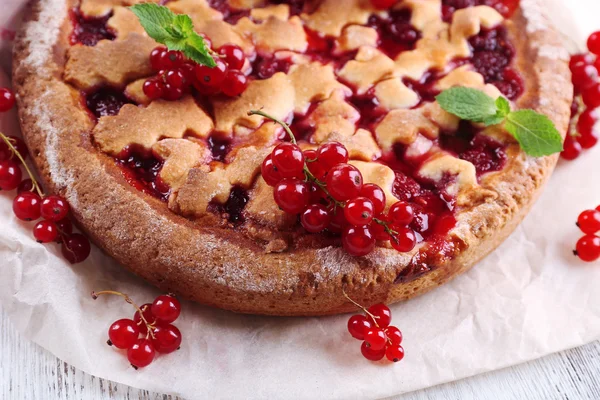 Gâteau savoureux avec des baies sur la table close-up — Photo