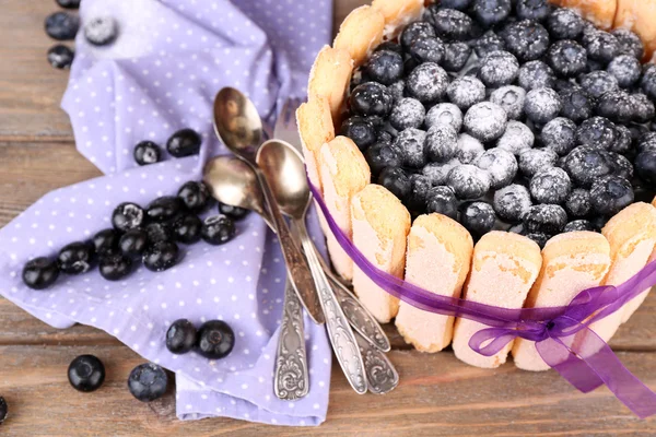 Tasty cake Charlotte with blueberries on wooden table — Stock Photo, Image
