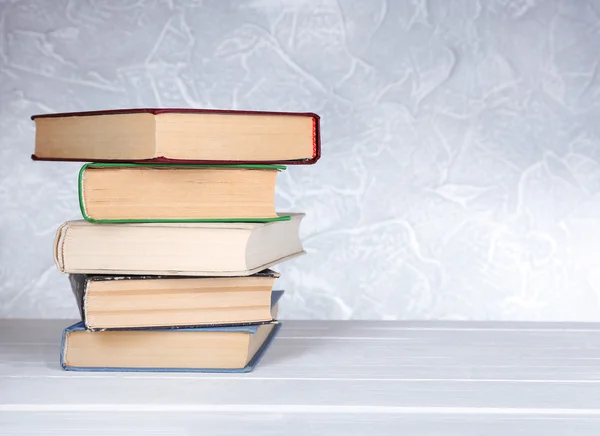 Libros sobre mesa de madera — Foto de Stock