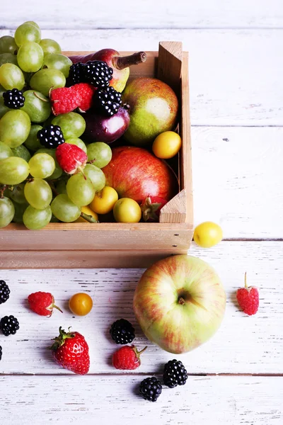 不同的浆果和水果上木桌特写框中 — 图库照片