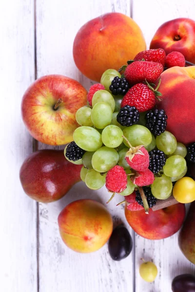 Frutas e frutas diferentes na mesa de madeira close-up — Fotografia de Stock