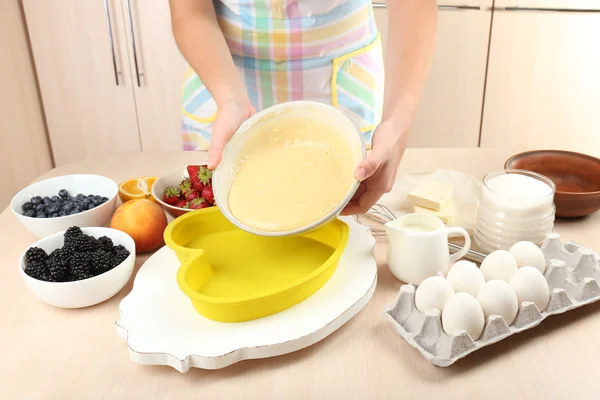 Baking tasty pie and ingredients for it on table in kitchen — Stock Photo, Image