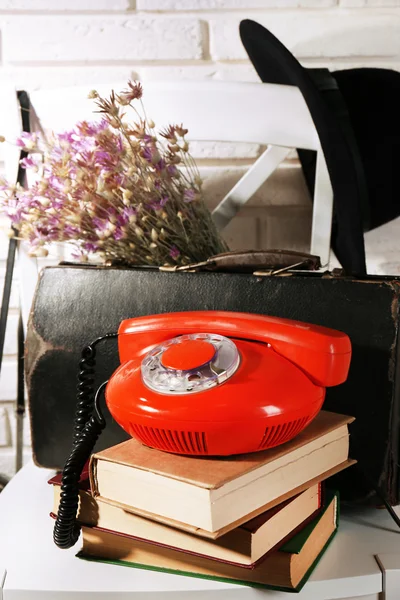 Telefone vermelho e livros — Fotografia de Stock