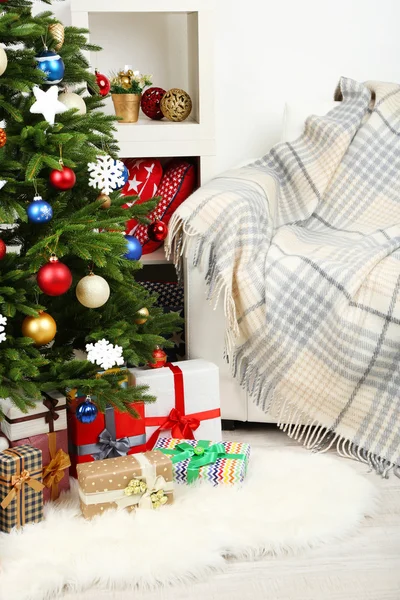 Árbol de Navidad decorado en el fondo interior del hogar —  Fotos de Stock