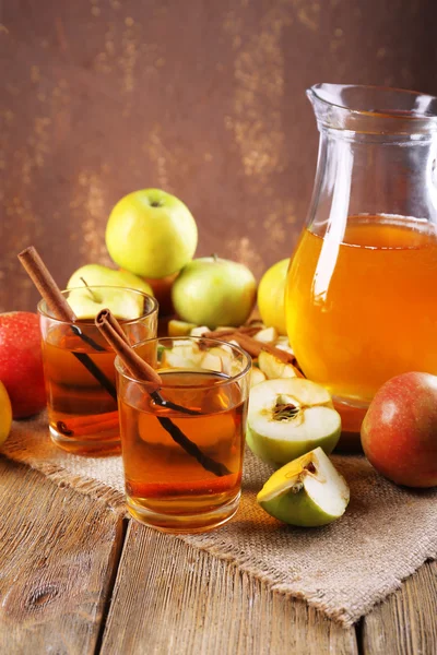 Натюрморт с яблочным сидр и свежие яблоки на деревянном столе — стоковое фото