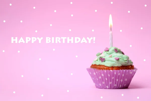 Delicioso cupcake de cumpleaños en la mesa sobre fondo rosa —  Fotos de Stock