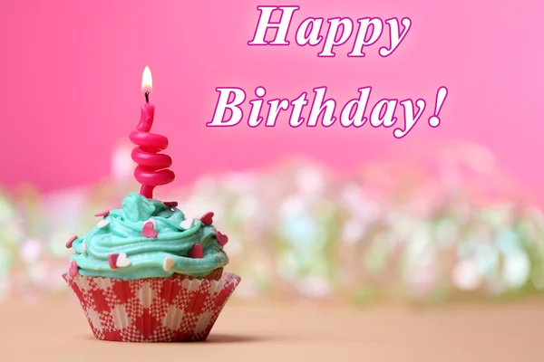 Delicioso cupcake de aniversário na mesa no fundo rosa — Fotografia de Stock