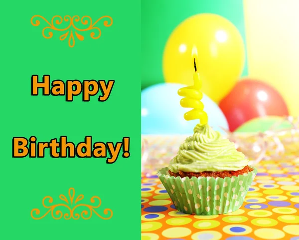 Delicioso cupcake de aniversário na mesa no fundo brilhante — Fotografia de Stock