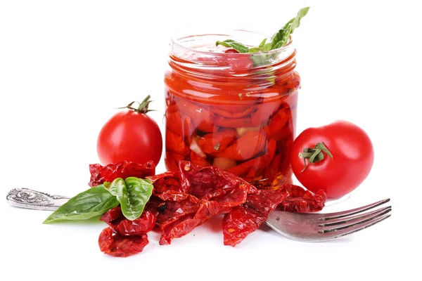 Tomates secados al sol en frasco de vidrio y tomates frescos con hojas de albahaca aisladas en blanco — Foto de Stock