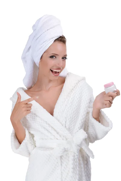 Schöne junge Mädchen im Bademantel mit Creme isoliert auf weiß — Stockfoto