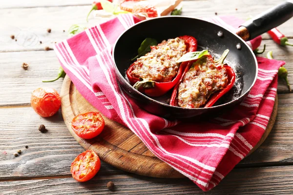 Deliciosos pimientos rellenos en sartén en primer plano de mesa — Foto de Stock