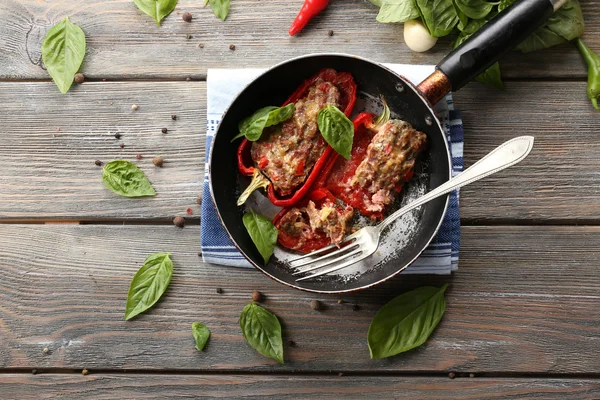 Deliciosos pimentos recheados na frigideira na mesa close-up — Fotografia de Stock