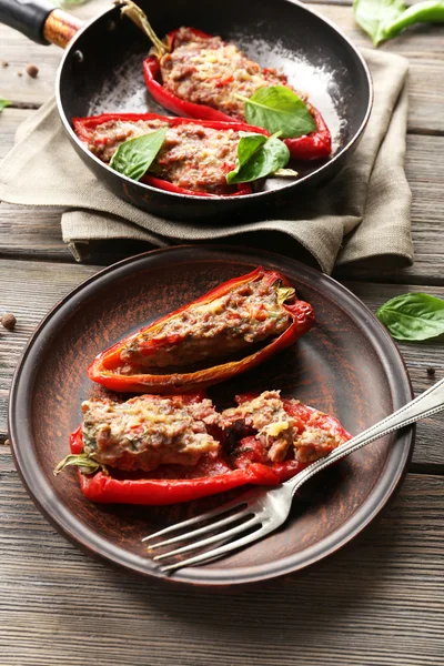 Deliciosos pimientos rellenos en el plato en primer plano de la mesa — Foto de Stock