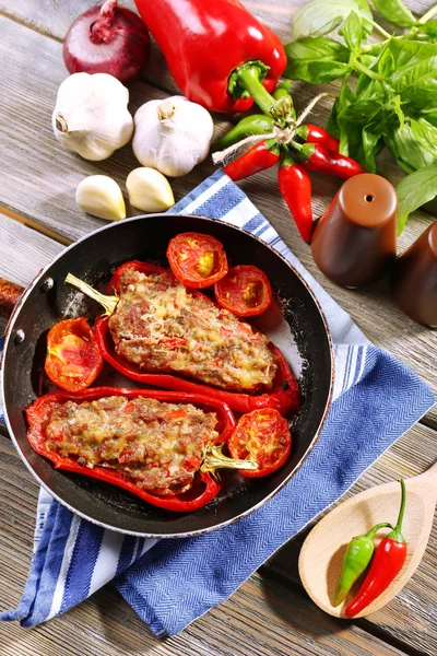 Fylld peppar med kött och grönsaker — Stockfoto