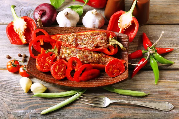 Pimiento relleno con carne y verduras —  Fotos de Stock