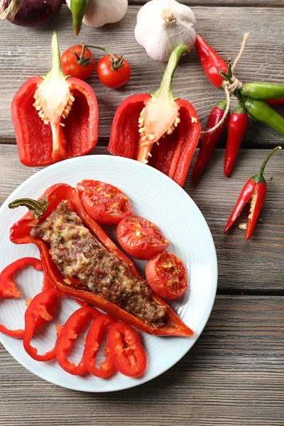 Fylld peppar med kött och grönsaker — Stockfoto