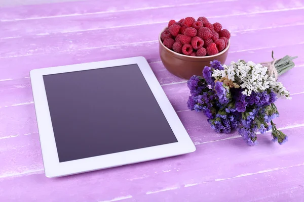 Tabletta, a virágok és a málna tál — Stock Fotó