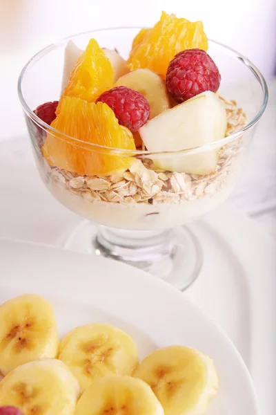 Muesli com frutas e bagas na mesa em fundo brilhante — Fotografia de Stock