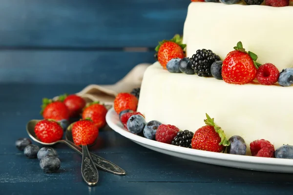 Beautiful wedding cake with berries on  dark wooden background — Stock Photo, Image