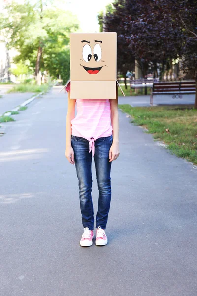 Femme avec boîte en carton sur la tête — Photo