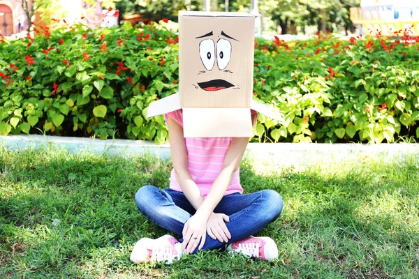 Femme avec boîte en carton sur la tête — Photo