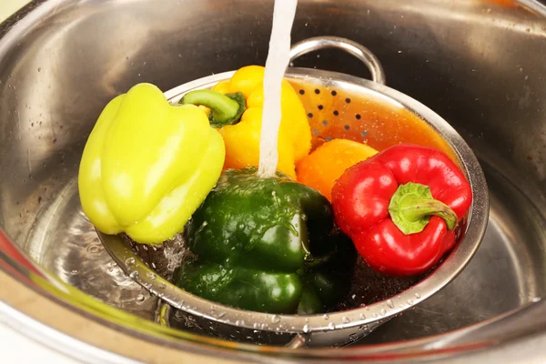 Verduras frescas en fregadero en cocina — Foto de Stock