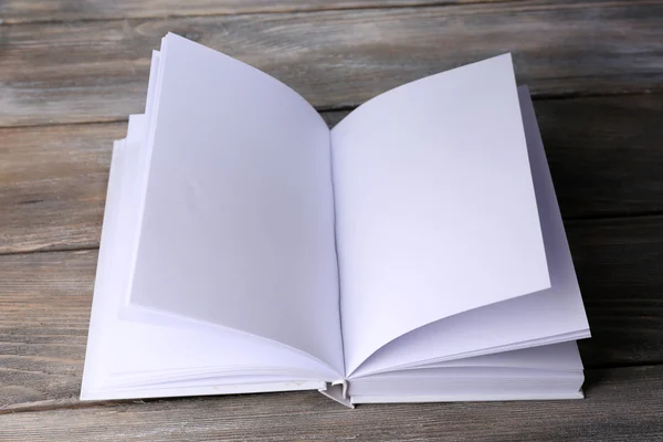Witte boek op houten tafel — Stockfoto
