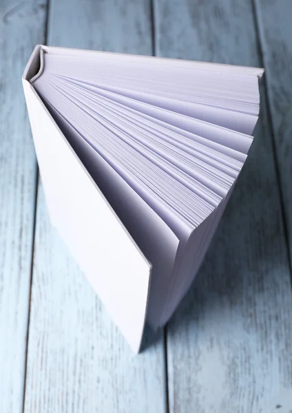 Белая книга на деревянном столе — стоковое фото