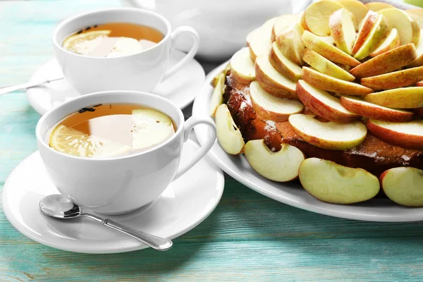 Plăcintă de mere de casă servită pe masă, aproape — Fotografie, imagine de stoc