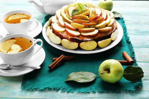 Домашній яблучний пиріг, поданий на столі, крупним планом — стокове фото