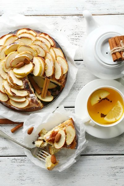 Hausgemachter Apfelkuchen auf dem Tisch, Nahaufnahme — Stockfoto