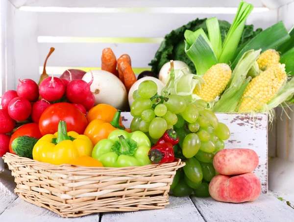 Verduras en cajón y en cesta sobre fondo de caja de madera blanca — Foto de Stock