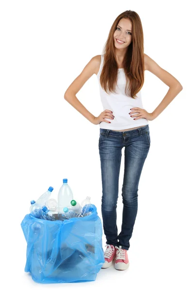 Молода дівчина сортує пластикові пляшки ізольовані на білому — стокове фото