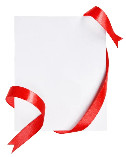 Parlak kırmızı kurdele ile üzerine beyaz izole kart — Stok fotoğraf