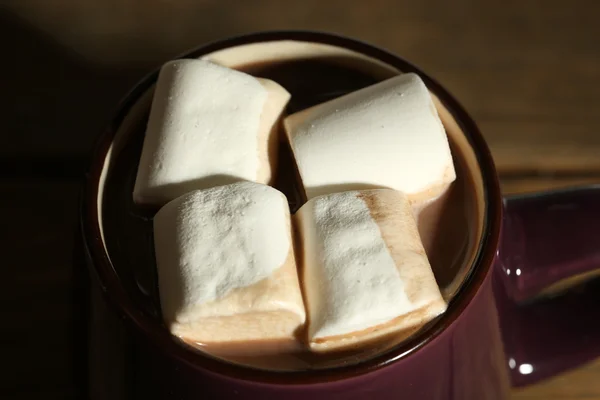 Cokelat panas dengan marshmallow di cangkir, di latar belakang kayu — Stok Foto