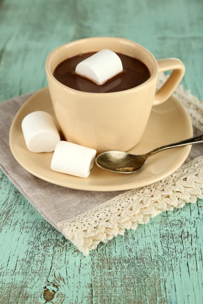 Cioccolata calda con marshmallow in tazza, su fondo di legno — Foto Stock