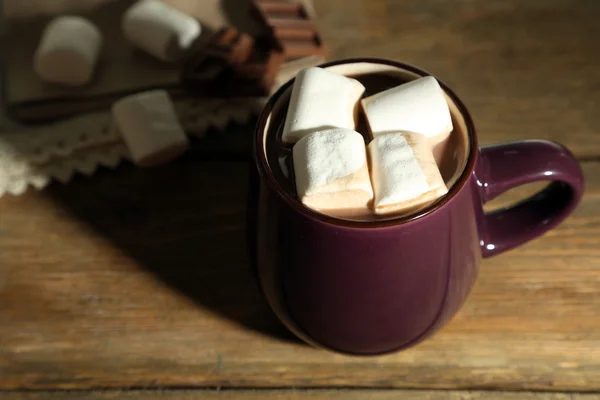 Chocolate caliente con malvaviscos en taza, sobre fondo de madera —  Fotos de Stock