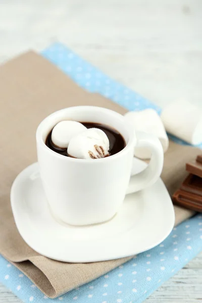 Warme chocolademelk met marshmallows in mok, op houten achtergrond — Stockfoto