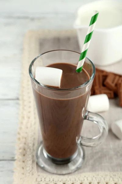 Bebida de chocolate con malvaviscos en taza, sobre fondo de madera — Foto de Stock